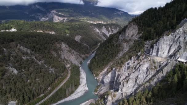 Círculo pan no belo vale do Reno que flui através de Graubunden, Suíça — Vídeo de Stock