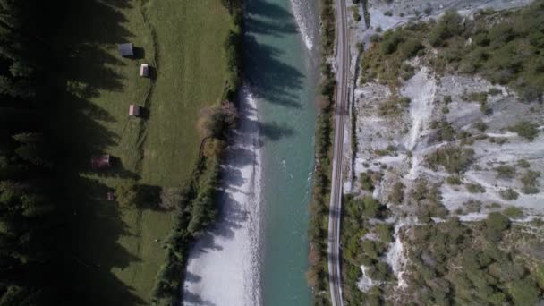 Nahoře nad divokou řekou Rýn vedle idylické železnice, Švýcarsko — Stock video