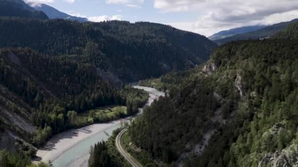 유럽 스위스 의 웅장 한 라인 계곡에서의 느린 기울기. — 비디오