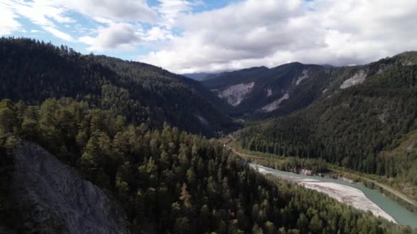 Πλευρά drone πυροβόλησε σε μια τεράστια ελβετική κοιλάδα με τον ποταμό ρινόκερο ρέει μέσα — Αρχείο Βίντεο