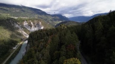 İsviçre Rheinschlucht 'da güzel bir dağ ve orman manzarası kuruyor.