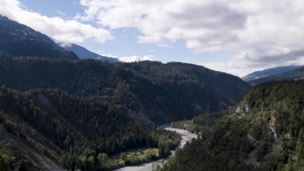 Μετακίνηση σύννεφα σε ένα ορεινό τοπίο με το ρινόκερο του ποταμού, timelapse, Ελβετία — Αρχείο Βίντεο