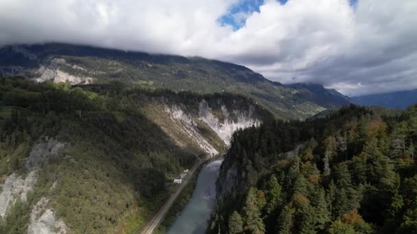 Εναέρια τροχιά πάνω από τον πανέμορφο ποταμό Ρήνο στην ελβετική περιοχή των Άλπεων. — Αρχείο Βίντεο