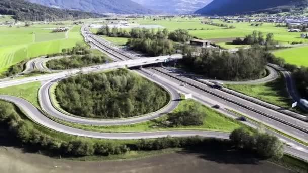 Epicki hiperlapse wokół skrzyżowania autostrady wiejskiej z dużym natężeniem ruchu w Szwajcarii — Wideo stockowe