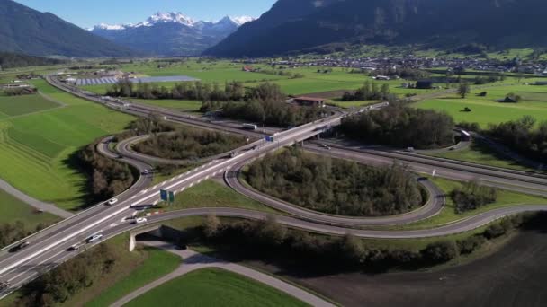 Ustanowienie ogromnej autostrady wymiany wśród zielonych pól w dolinie Szwajcarii. — Wideo stockowe