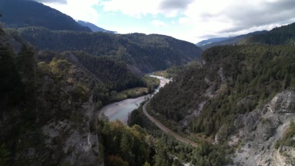 Resimli ren geçidinde hava aracı uçuşu. İsviçre 'de tren yolu var. — Stok video