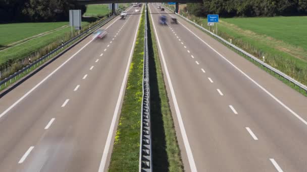 Upływ czasu samochodów osobowych i ciężarowych jazdy po prostej autostradzie w Szwajcarii — Wideo stockowe