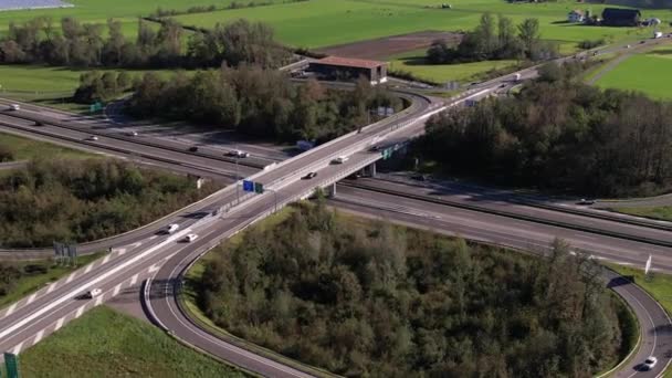 Umlaufbahn um eine Autobahnbrücke an einer Kreuzung in der Schweiz. — Stockvideo