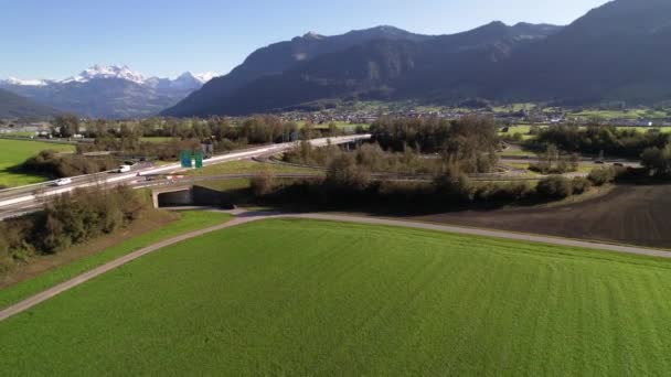Εναέρια ανύψωση για να δημιουργηθεί μια μεγάλη διασταύρωση αυτοκινητόδρομου στις ελβετικές Άλπεις. — Αρχείο Βίντεο
