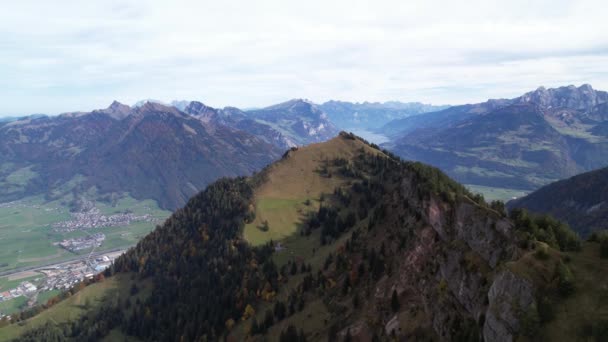 Воздух вперед к вершине горы Хирзли в красивом швейцарском альпийском регионе. — стоковое видео
