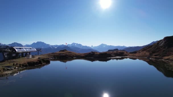 Scénická horská jezera a panorama se švýcarskou vlajkou a stanicí gondoly, vzdušné — Stock video