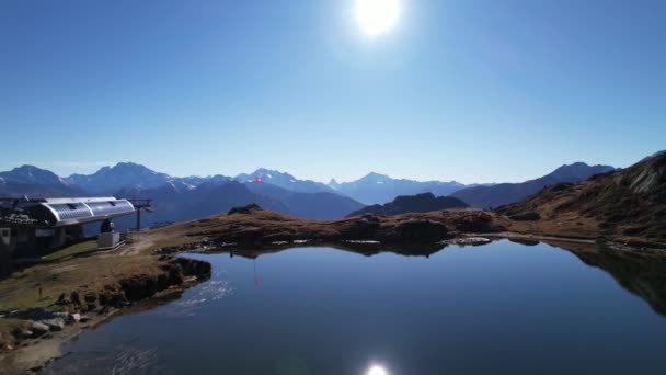 Установление огромной горной сцены с идиллическим озером и швейцарским флагом, воздушной тележкой — стоковое видео