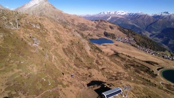 После прогулки на гондоле по потрясающим осенним горным пейзажам Швейцарии — стоковое видео