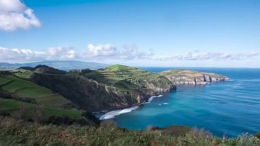 Meşhur yeşil tepeli Azores Okyanus Kıyısı 'nın güzel zamanlaması.