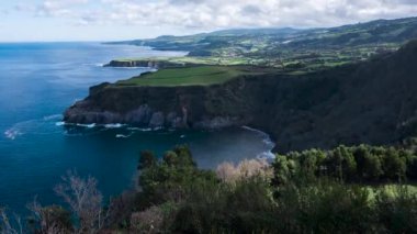 Güzel bulutlu bir günde, Azores kıyı şeridinin panorama manzarası, Timelapse 'ı yukarı kaldır
