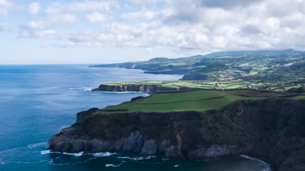 Nubes proyectando sombra sobre los acantilados rocosos de la isla San Miguel en las Azores — Vídeos de Stock