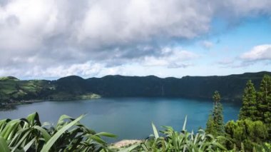 Volkanik kraterin üzerinde, Azores 'de güzel mavi bir göl olan zaman dilimi.