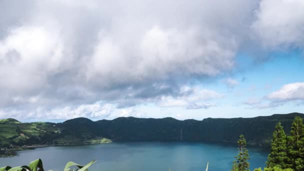 Inclinado hacia abajo al impresionante cráter Lago Miradouro da Boca do Inferno, Time-Lapse — Vídeo de stock