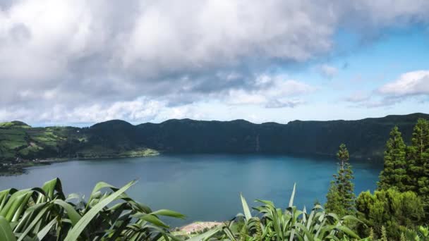 Timelapse escénico sobre cráter volcánico con un hermoso lago azul en las Azores — Vídeo de stock