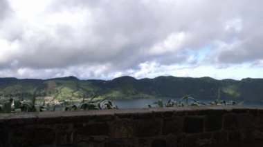 Azores 'deki en ünlü krater gölü lagoa Azul' u kurarken, ilerleyin..