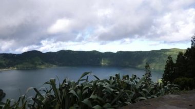 Mistik volkanik krater Azul Gölü Sao Miguel Bulutlu bir günde, doly right