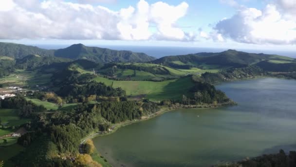 Panning right on the crater lake Furnas on view Miradouro do Pico do Ferro — Stock video