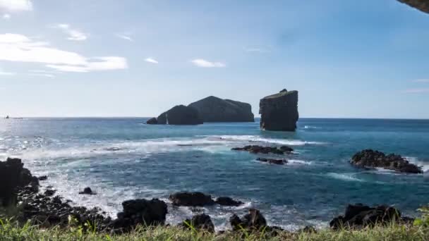 Časová prodleva na pobřeží Ponta dos Mosteiros s malebným skalním ostrovem — Stock video