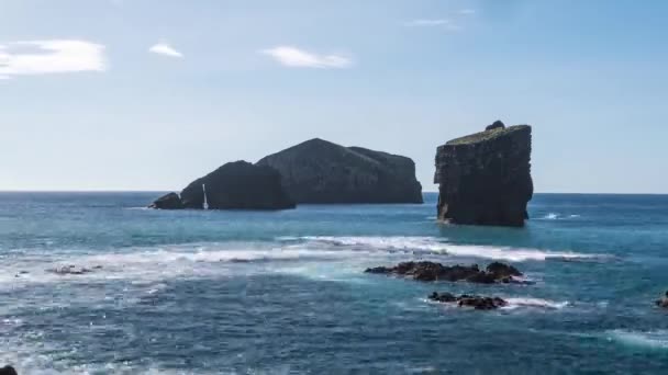 Zwei Vulkanfelseninseln im Atlantik an einem sonnigen Tag, schneller Zeitraffer — Stockvideo