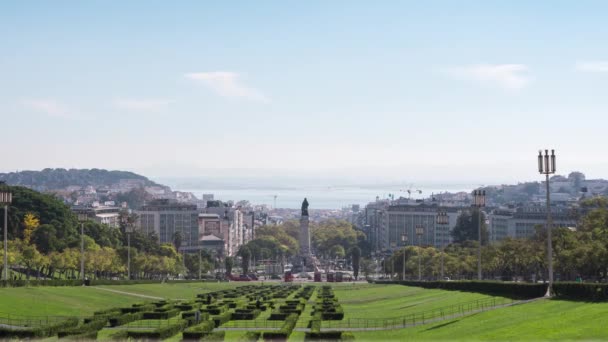 Panorama view city Lisboa com o famoso estatuto de Marques de Pombal, Time-Lapse — Vídeo de Stock