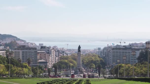 Tempo Círculo de trânsito com famoso estatuto de Marques de Pombal em Lisboa — Vídeo de Stock