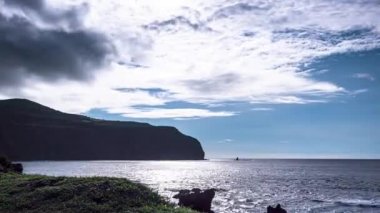Azures Adası 'nın kayalık kıyı şeridinin zamanlaması, Portekiz bulutları yükseliyor