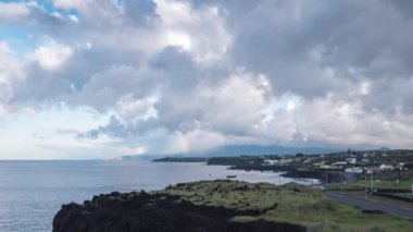 Yağmur bulutları ve gökkuşağı Sao Miguel adası zaman atlaması kıyı şeridinde ilerliyor.