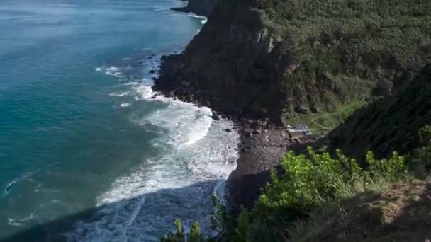 Zřídit dramatické pobřeží a skalnaté pláže na tropickém ostrově, časový odstup, naklonit — Stock video