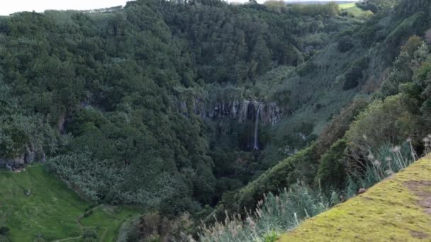 Široká dolina vlevo od slavného vodopádu Miradouro do Salto da Farinha v Azures — Stock video