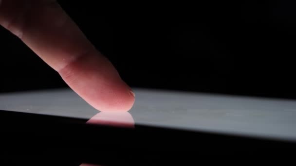 Gros plan doigt caucasien tapotant sur l'écran blanc du smartphone, écran tactile — Video