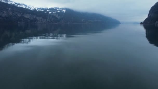 Piękny ustalić szwajcarski zima jezioro panorama, dron powietrzny nad skalistą plażą — Wideo stockowe