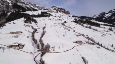 İsviçre tatil beldesinde karlı bir kayak pistine ve sandalye asansörüne hava baskını