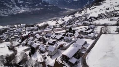 İsviçre 'de karlı bir köyde birçok kış kirazı, havadan ileri doğru.