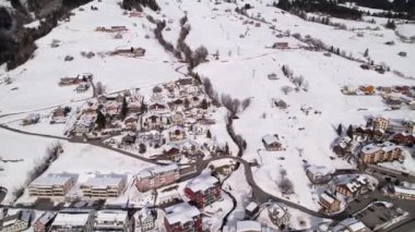İsviçre 'de pek çok tatil evi bulunan karlı tatil köyü üzerindeki hava yörüngesi.