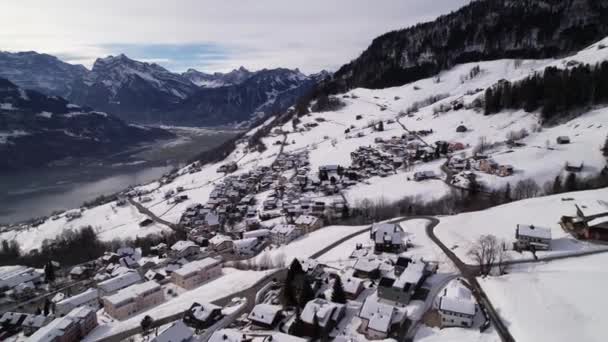 Панорама над мальовничим курортом Амден (Швейцарія) взимку. — стокове відео