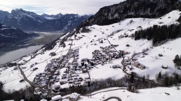 Волшебный снег покрыл сказку швейцарский курорт отдыха лыжный, воздушный вперед — стоковое видео