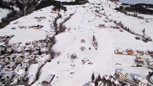 Повітряне повітря підштовхує до крісла на прекрасному швейцарському зимовому курорті.. — стокове відео