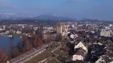 Roma 'nın eski kenti Rapperswil üzerindeki güçlü ortaçağ kalesi, hava yörüngesi.