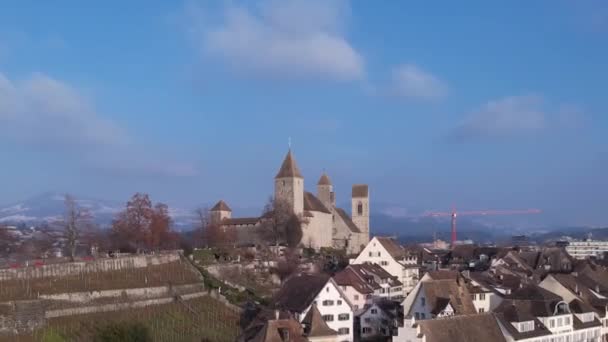 Majestuoso castillo medieval y casco antiguo romano en la ciudad suiza Rapperswil, órbita aérea — Vídeos de Stock