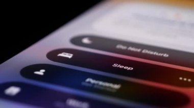 BILTEN - JANUARY 4, 2022, User tapping on focus mode and toggles on sleep