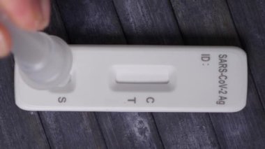 Yukarıyı yakın çekim negatif covid-19, koronavirüs sıvıyla hızlı test