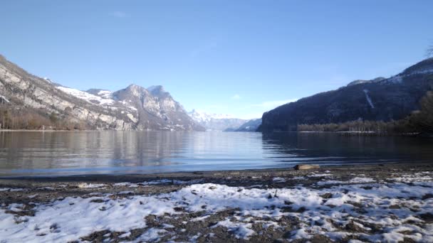 Paisaje de invierno tranquilo en la orilla, playa de la hermosa Walensee en Suiza — Vídeo de stock