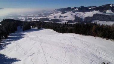 İsviçre Alplerinde yürüyen bir grup kar yağışı etrafındaki Panorama hava yörüngesi