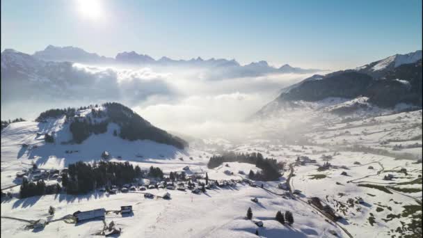 Nuvens rolando sobre enorme montanha em uma estância de esqui de inverno nos alpes, time-lapse — Vídeo de Stock