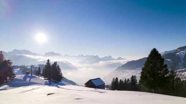 Timelapse παραμυθένιο χειμερινό τοπίο με σύννεφα κυλούν πάνω από το βουνό και αχυρώνα — Αρχείο Βίντεο